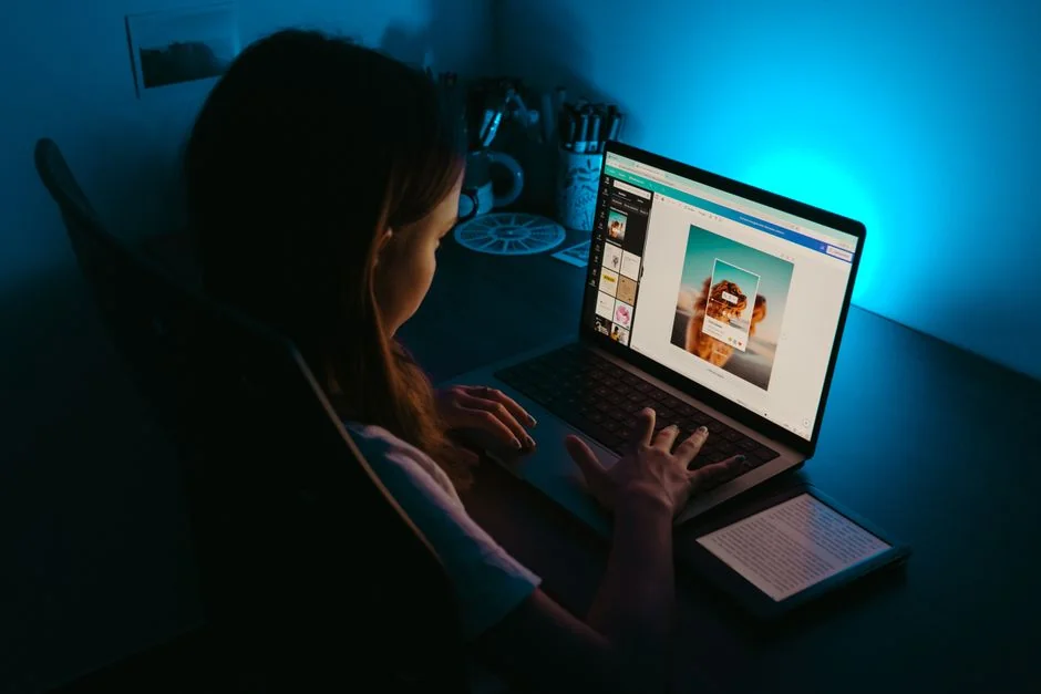 Minimalist office desk featuring an iMac, lamp, and stationery, ideal for tech-themed backgrounds.